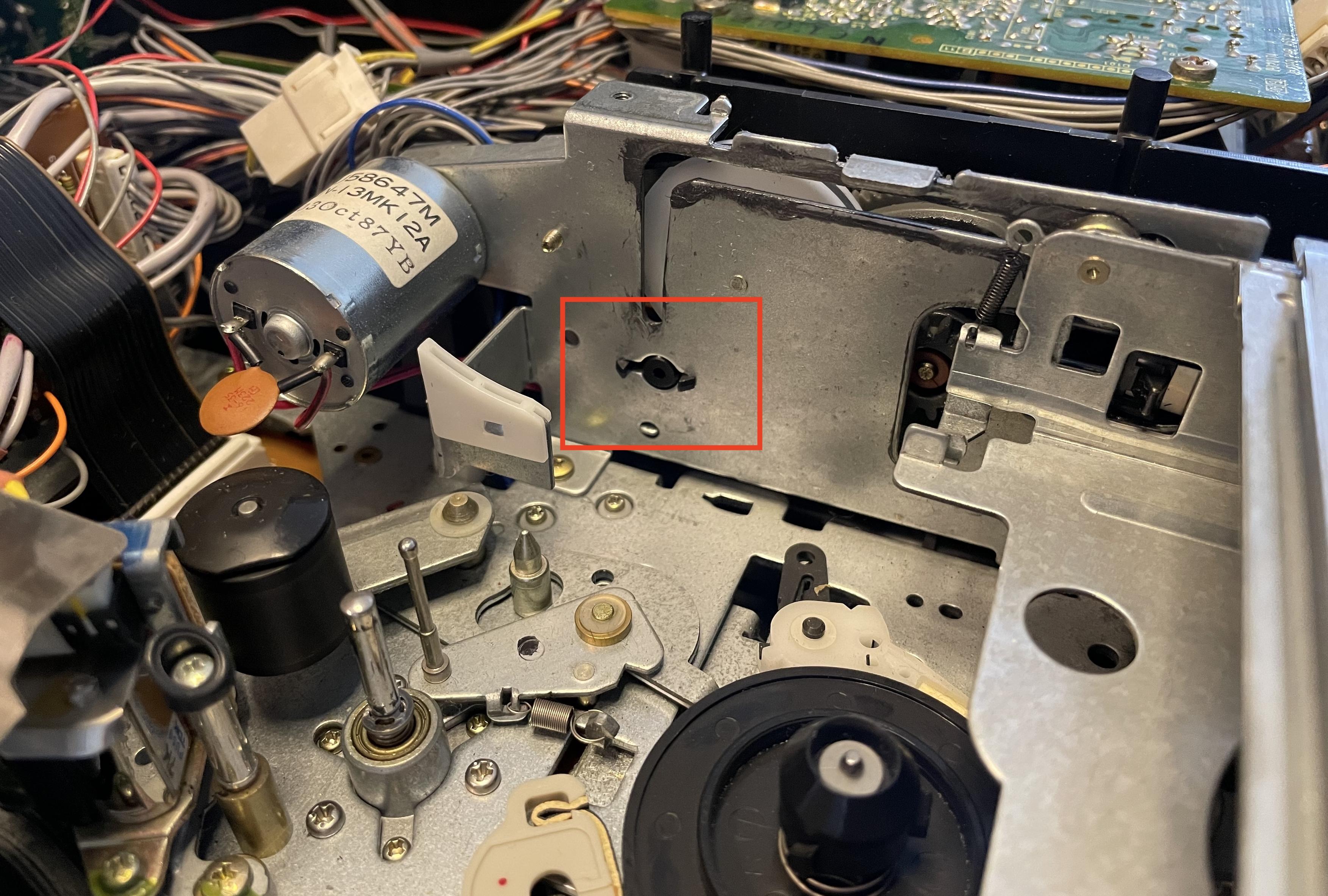 L'intérieur du magnétoscope là on se met la cassette. Le petit trou du capteur d'amorce de la bobine réceptrice est entouré en rouge.